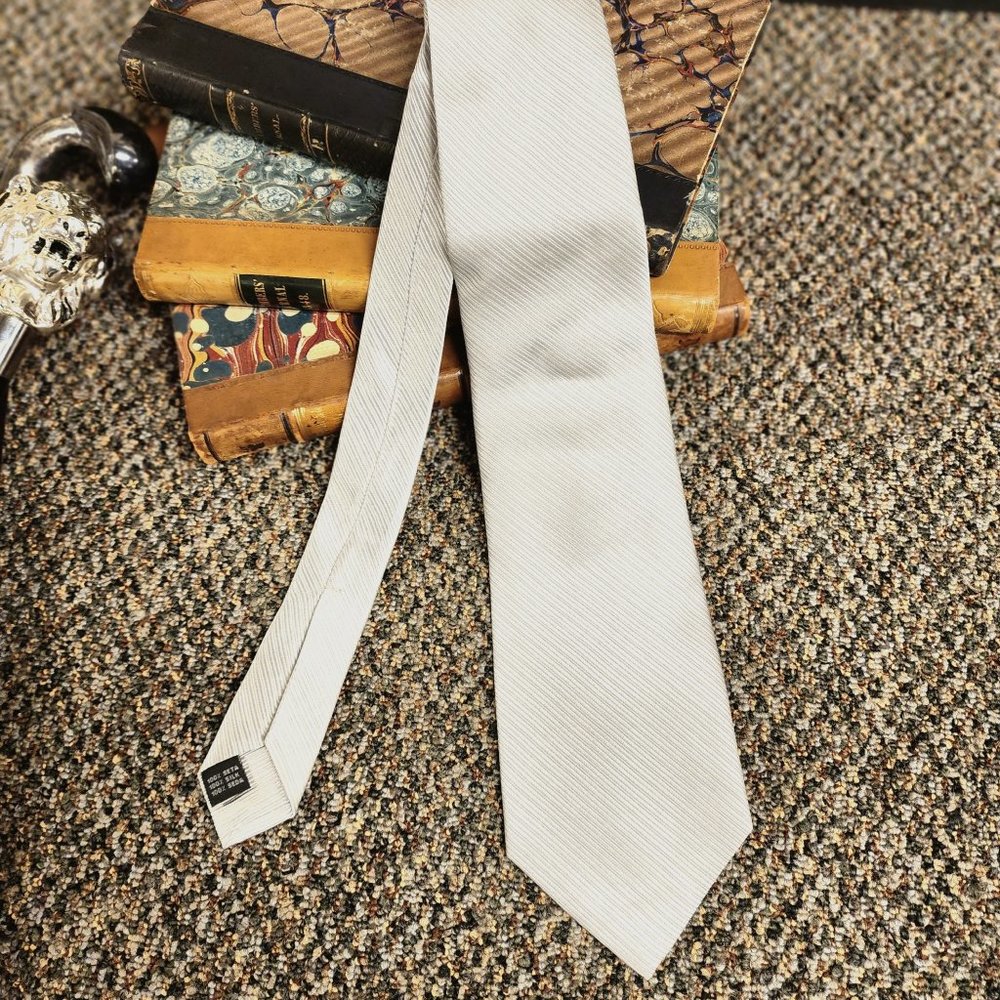 DeSantis Collection 100% SILK - NEW Silver Textured Line Tie